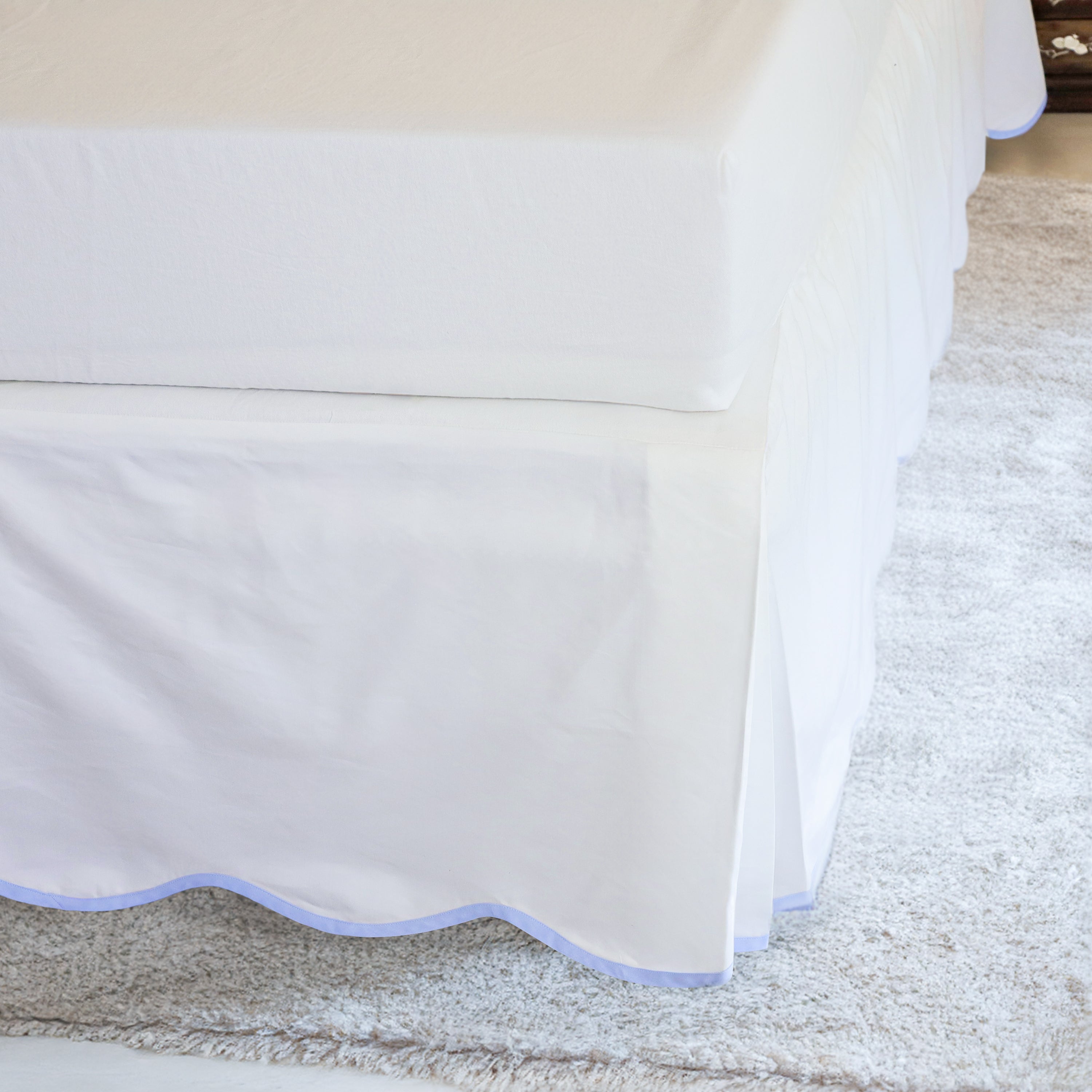 The scallop edge can be customized in 8 colors. Pick the color that works best for your decor.