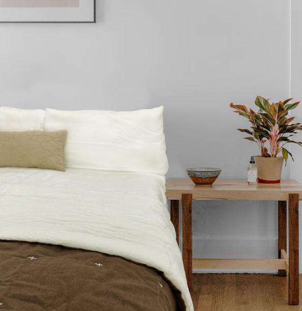 Handcrafted olive green linen quilt featuring scalloped ripple edges, central diamond detail, and wave-stitched borders. Backed with soft cotton and filled with breathable cotton batting for lightweight comfort. Pre-washed for a cozy, relaxed look. perfect for Twin and Twin XL dorm beds. Ideal as a bedspread, all-season quilt, or decorative coverlet in minimalist, preppy, or neutral-themed dorms. A stylish and functional back-to-school essential.