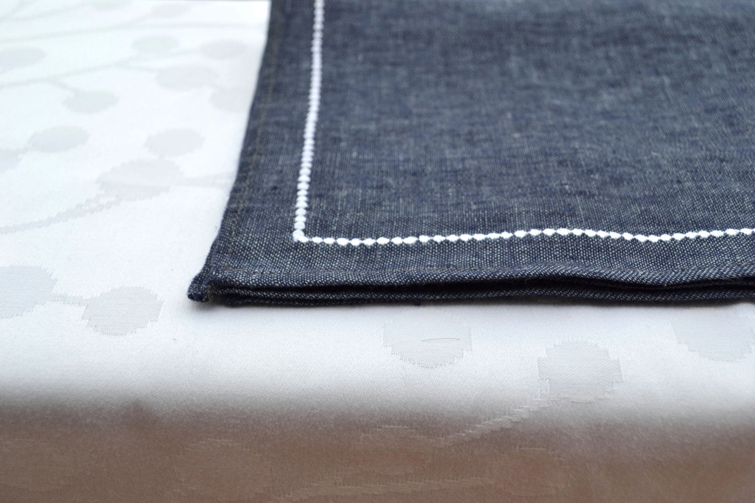 Best quality Table Linens. Shop Linen Tablecloths to suit your home.