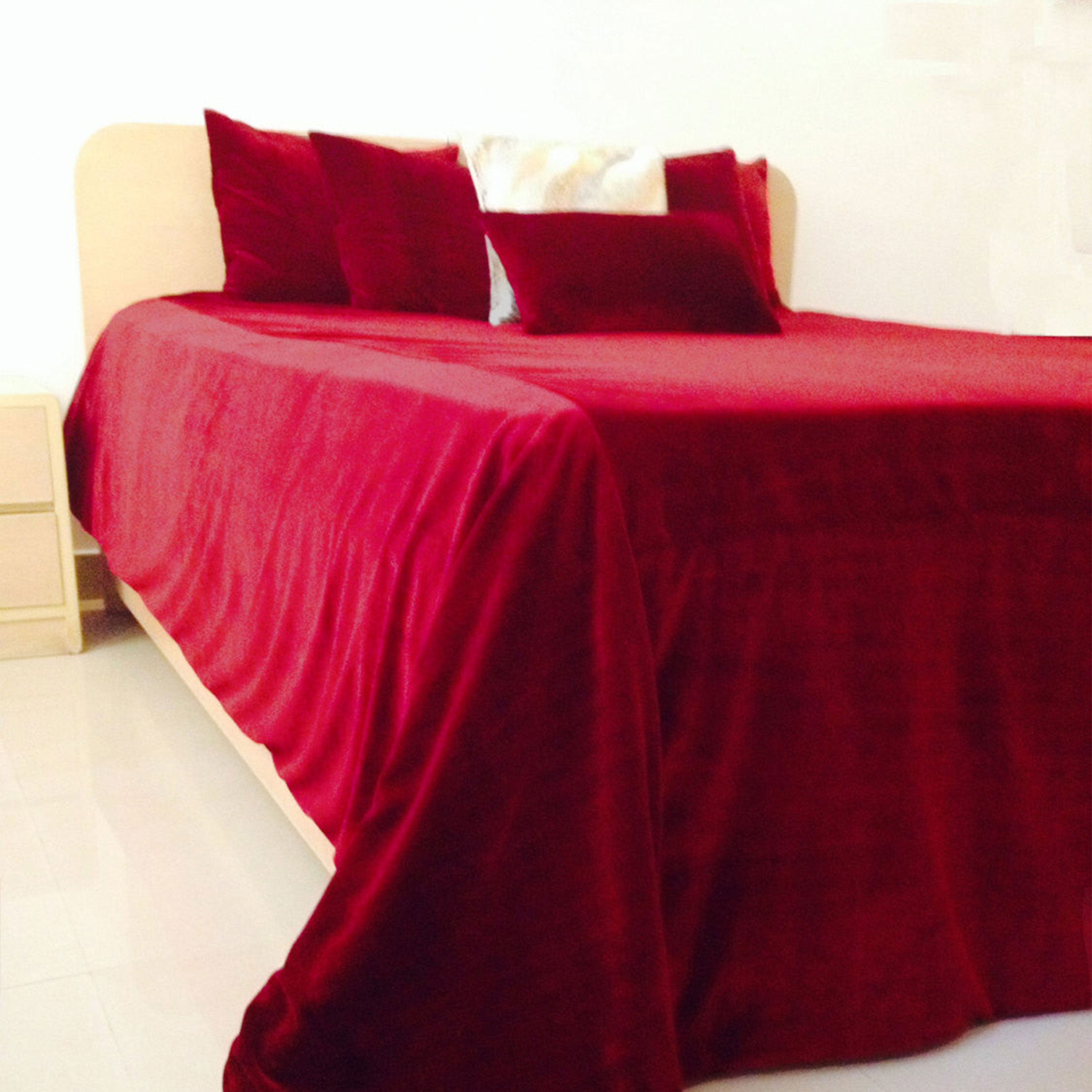 Red Velvet Bedspread Set With 5 Pillow Covers