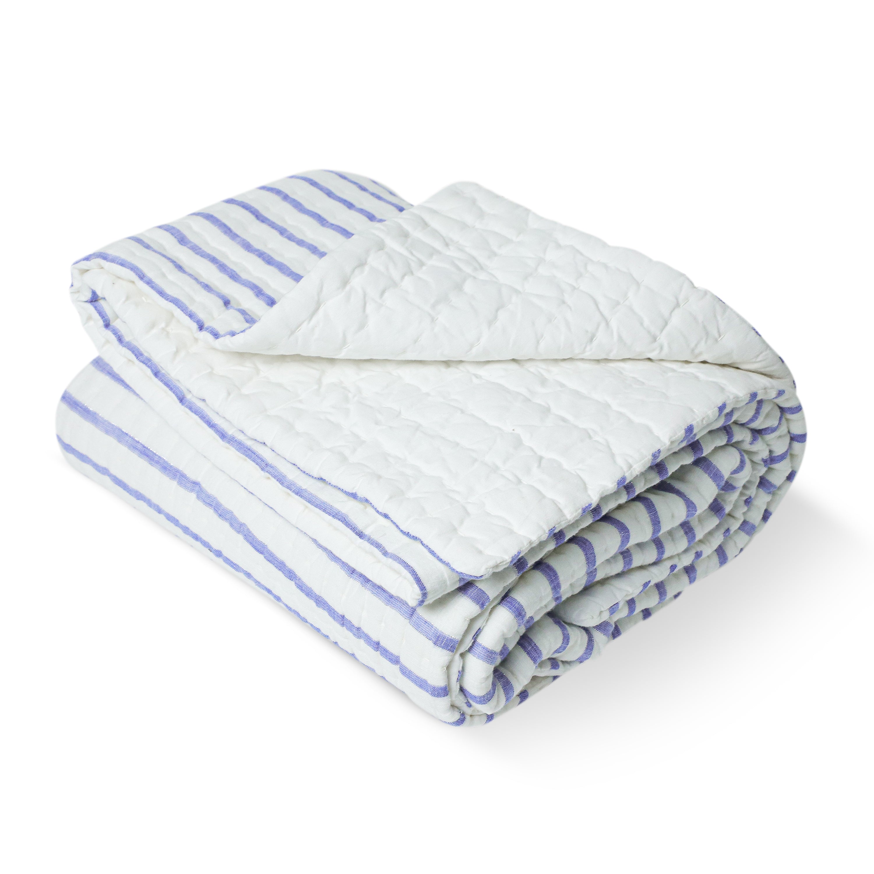 This breathable cotton quilt, with a soft cotton top, ivory cotton reverse, and cotton batting, offers year-round comfort. The plus stitch adds a modern touch to the classic quilting technique, while its lightweight fill makes it perfect for layering and easy to wash.