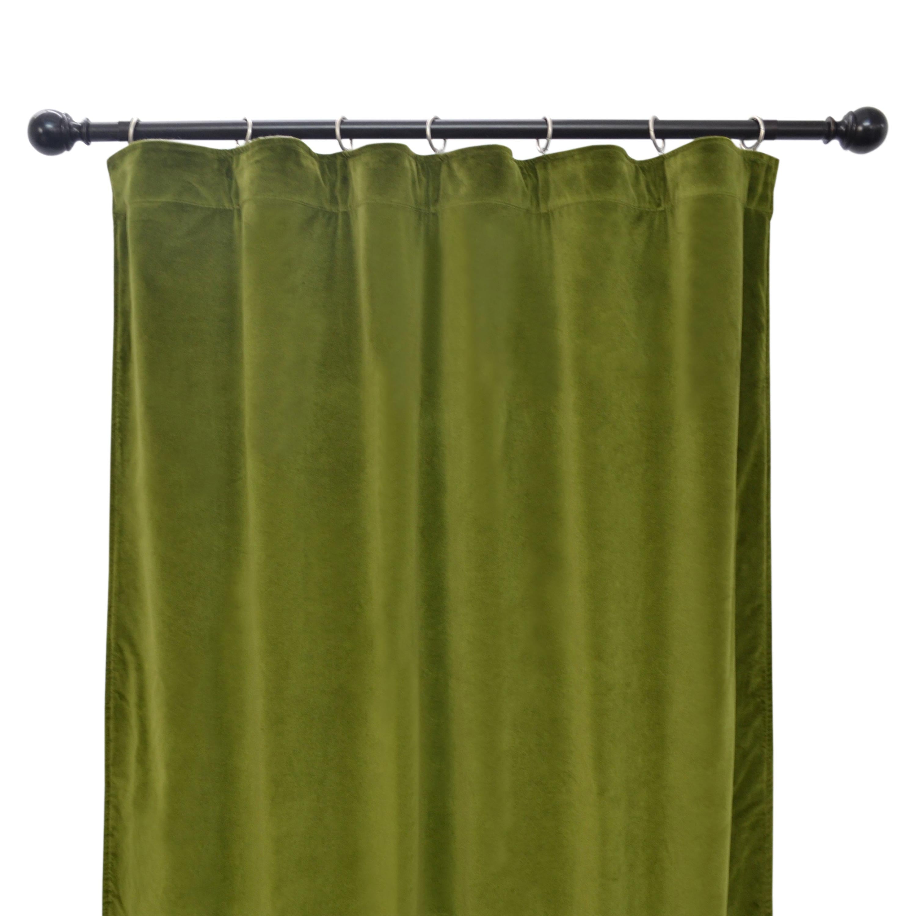 The curtains can be used on either side – velvet or wool. Crafted from high-quality fabric, this thermal curtain features a hook heading style, blocking up to 99.2% of light and reducing sound by up to 23 decibels.