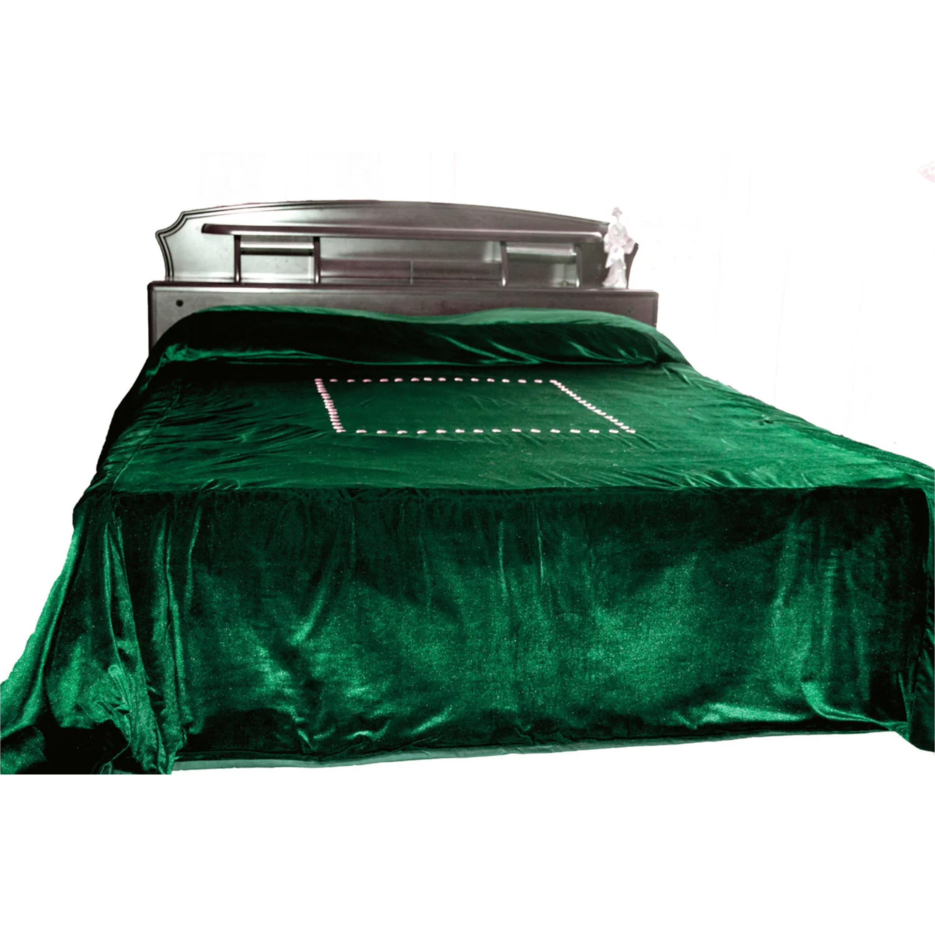 Handcrafted quilt: This dark green luxe velvet bedspread features a lustrous stretch velvet with an elegant finish, adding a touch of sophistication to your bedroom.